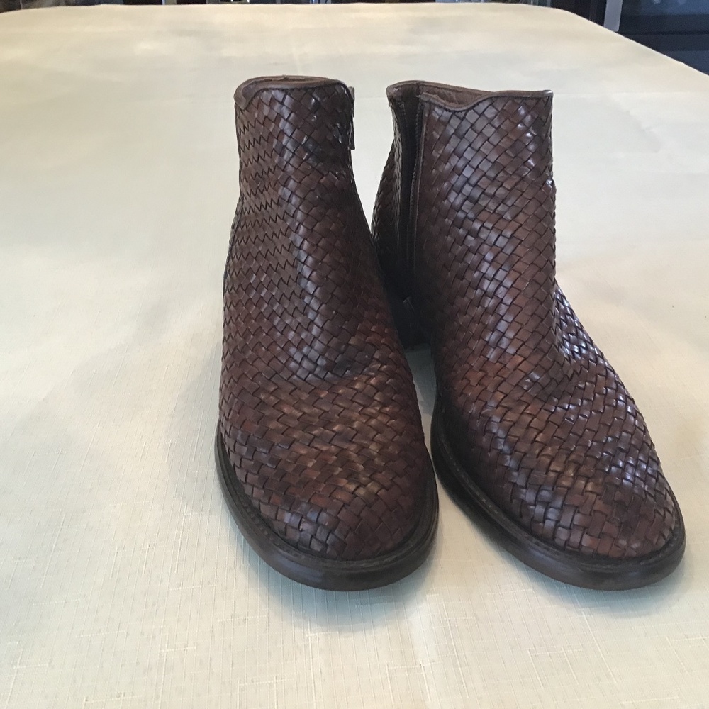 Woven leather ankle boots by Bass, Rounded Toe, Side Zip, Block Heel, Size 9.